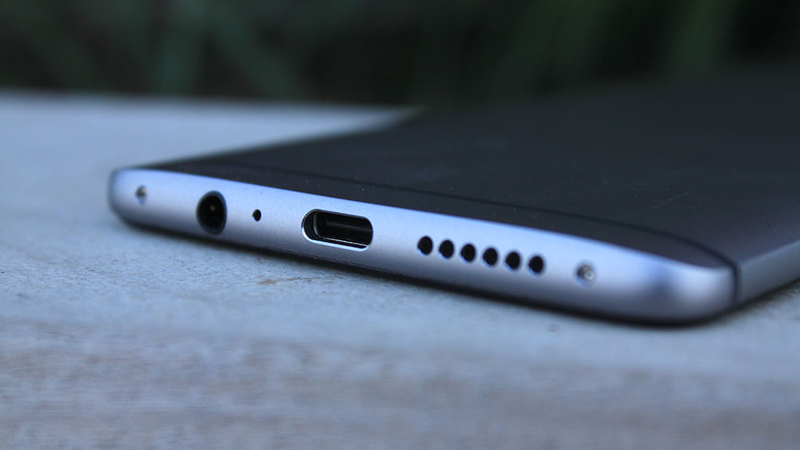 El OnePlus 3 viene con un puerto USB de tipo C y carga rápida Dash Charge